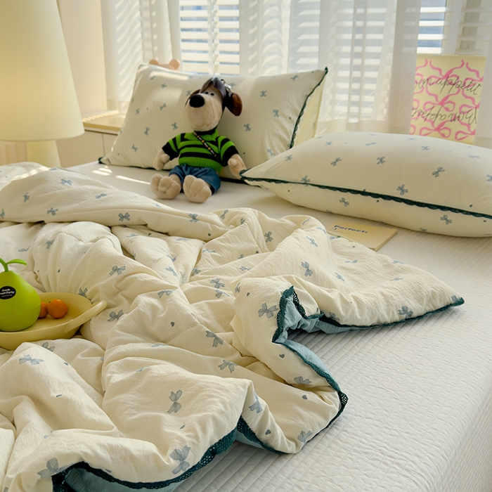 91家纺网 家纺一手货源 找家纺 几禾 2026新款云感双层纱抗菌花边夏被-晴风系列 晴风-执念-蓝