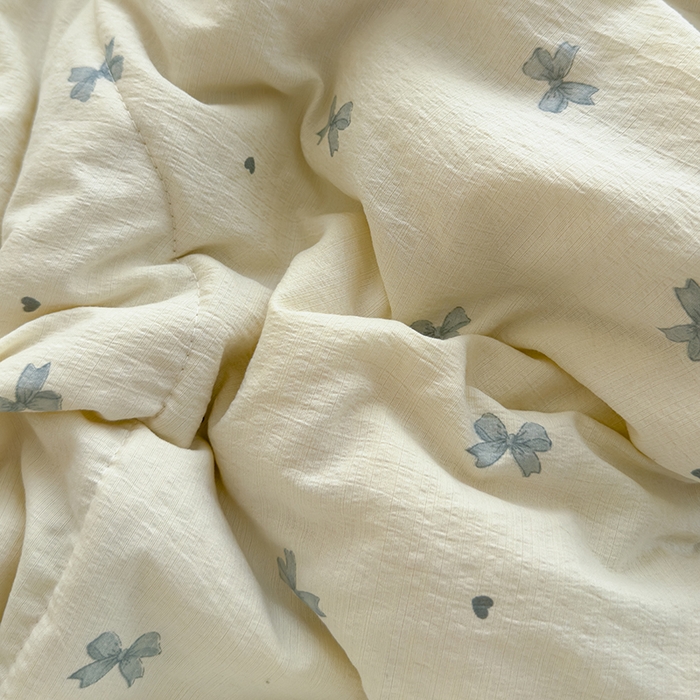 91家纺网 家纺一手货源 找家纺 几禾 2026新款云感双层纱抗菌花边夏被-晴风系列 晴风-执念-蓝