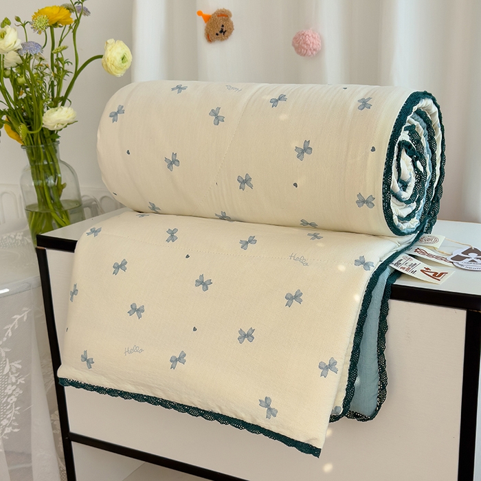 91家纺网 家纺一手货源 找家纺 几禾 2026新款云感双层纱抗菌花边夏被-晴风系列 晴风-执念-蓝