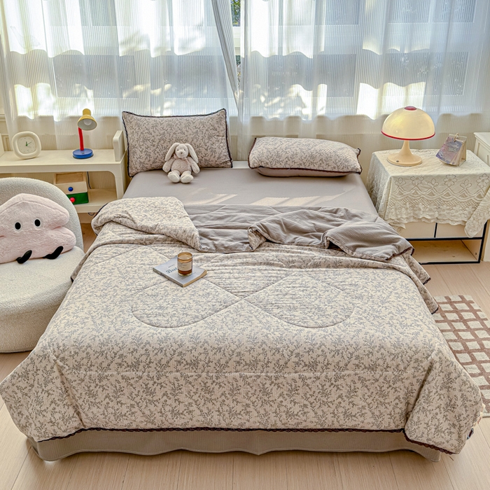 91家纺网 家纺一手货源 找家纺 几禾 2026新款云感双层纱抗菌花边夏被-晴风系列 晴风-竹韵花语