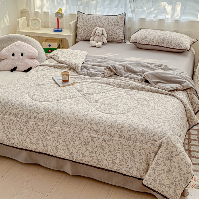 91家纺网 家纺一手货源 找家纺 几禾 2026新款云感双层纱抗菌花边夏被-晴风系列 晴风-竹韵花语