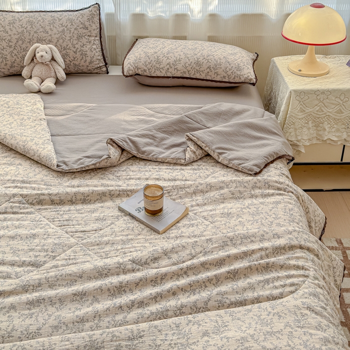 91家纺网 家纺一手货源 找家纺 几禾 2026新款云感双层纱抗菌花边夏被-晴风系列 晴风-竹韵花语