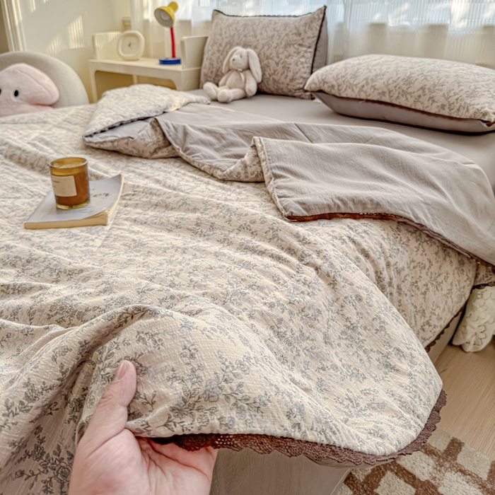 91家纺网 家纺一手货源 找家纺 几禾 2026新款云感双层纱抗菌花边夏被-晴风系列 晴风-竹韵花语