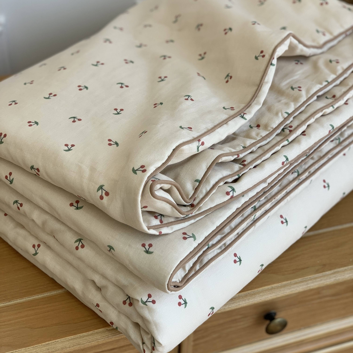 91家纺网 家纺一手货源 找家纺 源启生活 2026新款嵌绳夏被空调被 车厘子