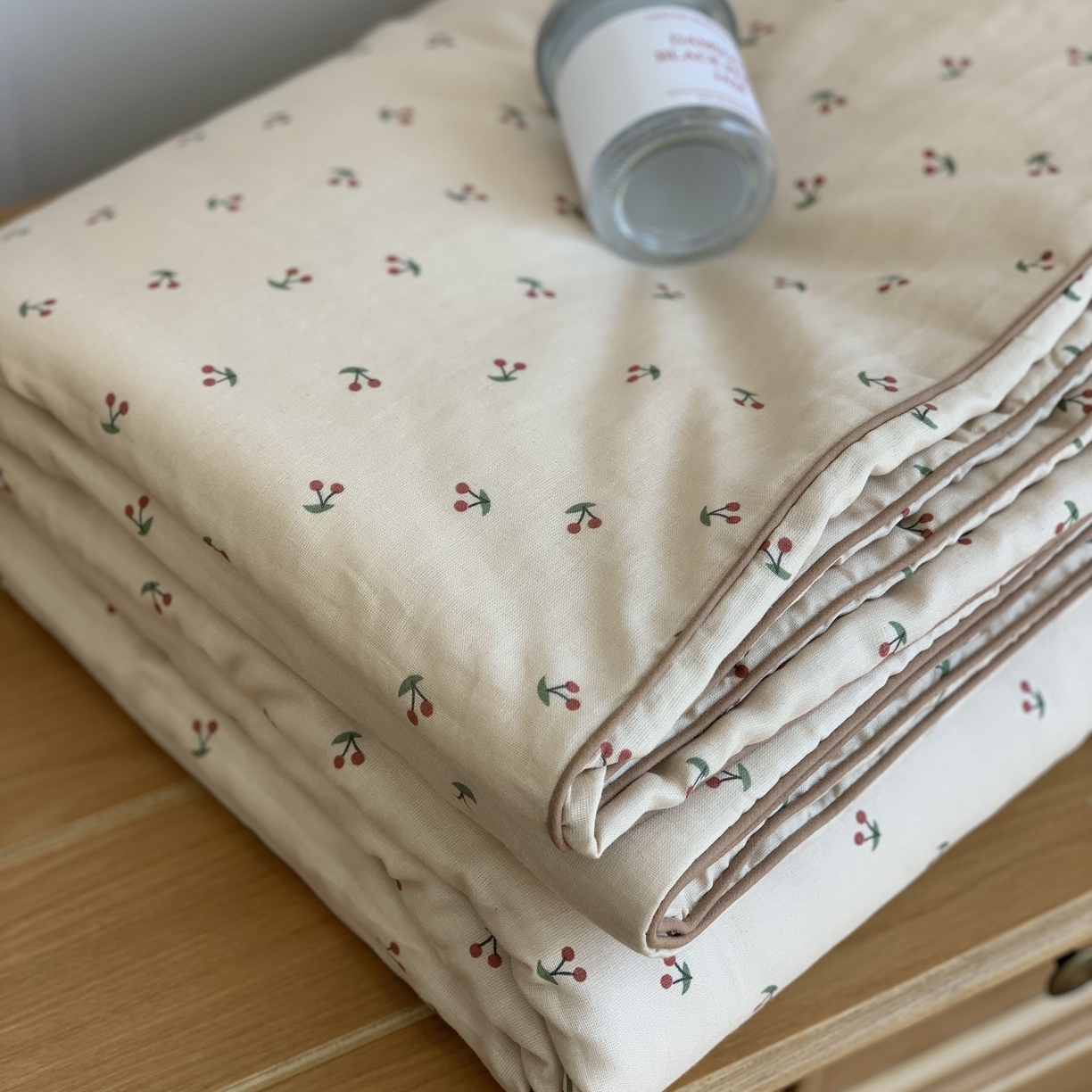 91家纺网 家纺一手货源 找家纺 源启生活 2026新款嵌绳夏被空调被 车厘子