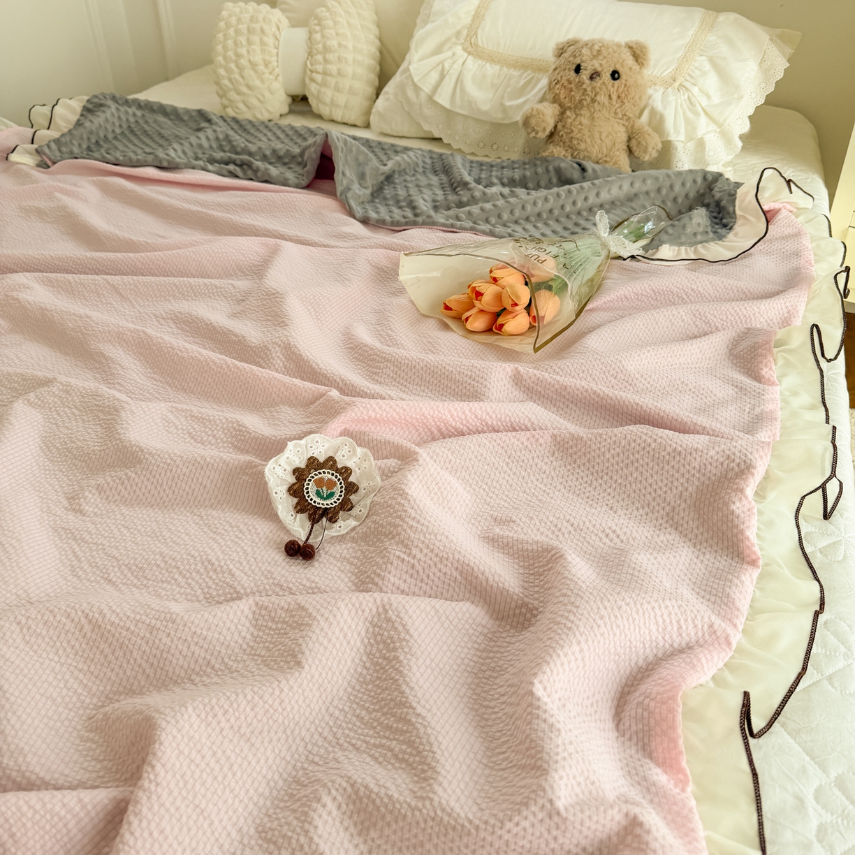 91家纺网 家纺一手货源 找家纺 潮邦创意家居 2026新款韩版花边奶芙豆豆夏被夏凉被空调被盖毯-纱雾时光系列 浅粉云絮