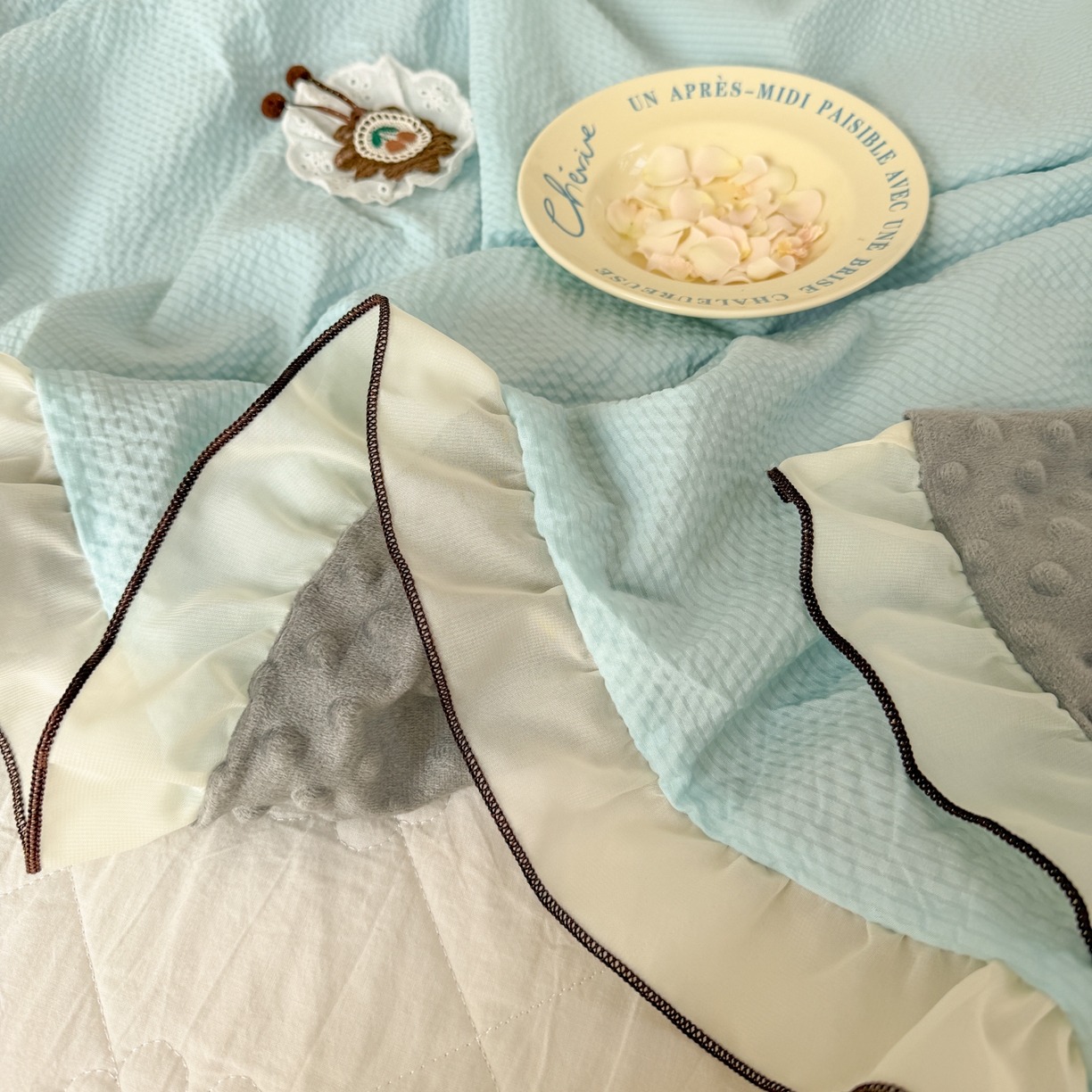 91家纺网 家纺一手货源 找家纺 潮邦创意家居 2026新款韩版花边奶芙豆豆夏被夏凉被空调被盖毯-纱雾时光系列 冰蓝气泡