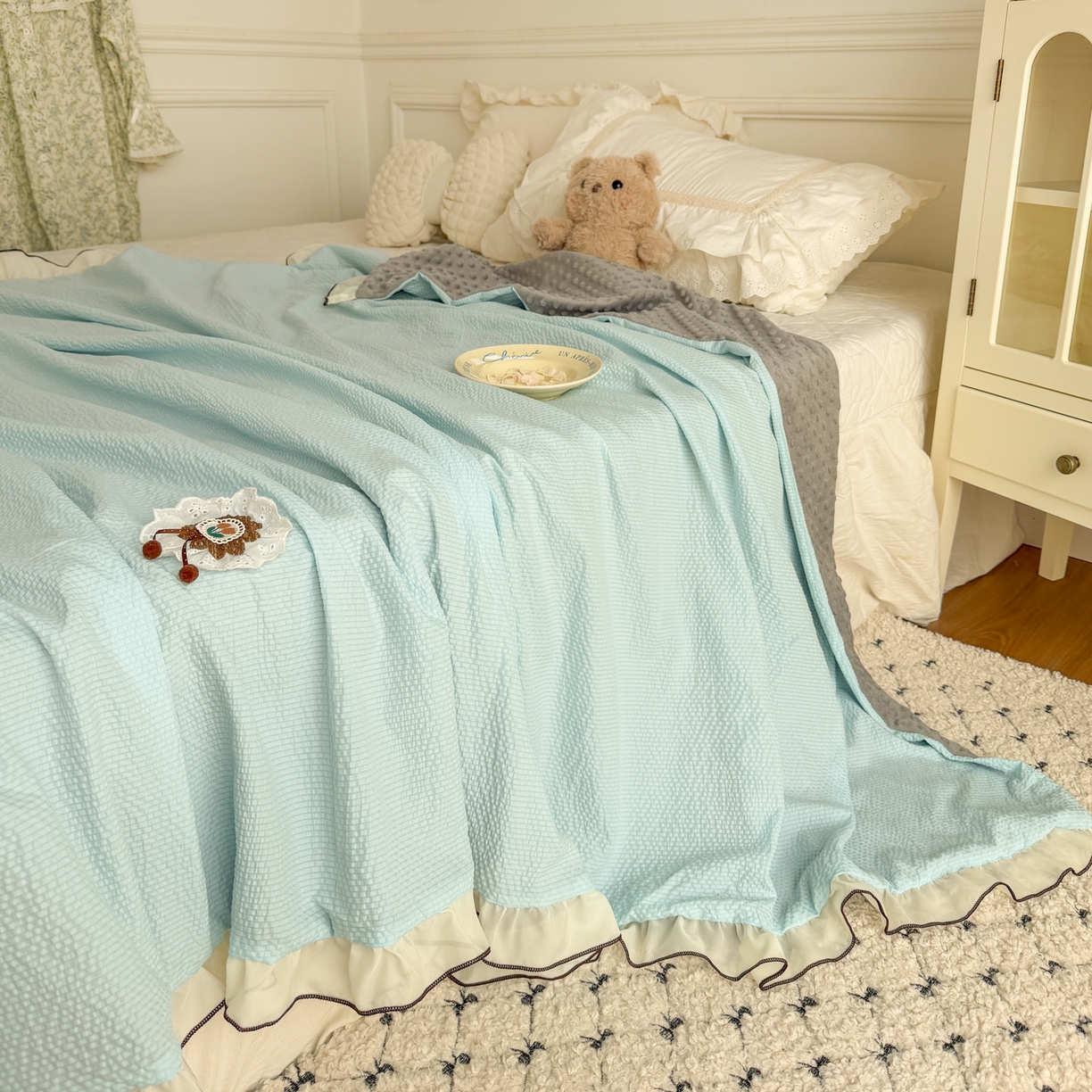 91家纺网 家纺一手货源 找家纺 潮邦创意家居 2026新款韩版花边奶芙豆豆夏被夏凉被空调被盖毯-纱雾时光系列 冰蓝气泡