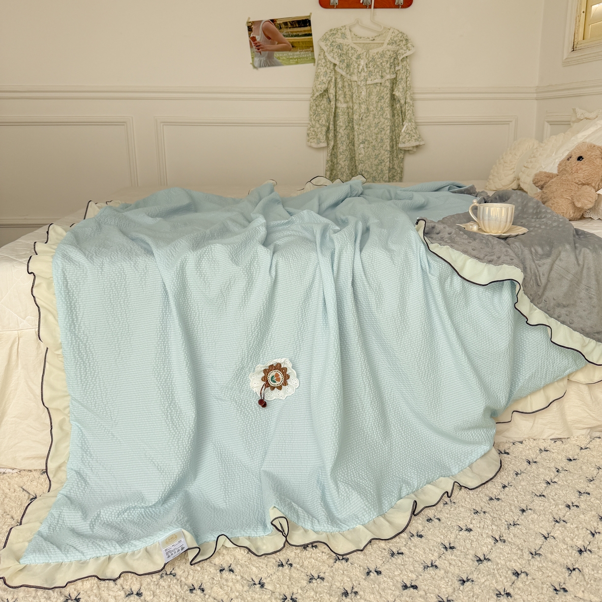 91家纺网 家纺一手货源 找家纺 潮邦创意家居 2026新款韩版花边奶芙豆豆夏被夏凉被空调被盖毯-纱雾时光系列 冰蓝气泡