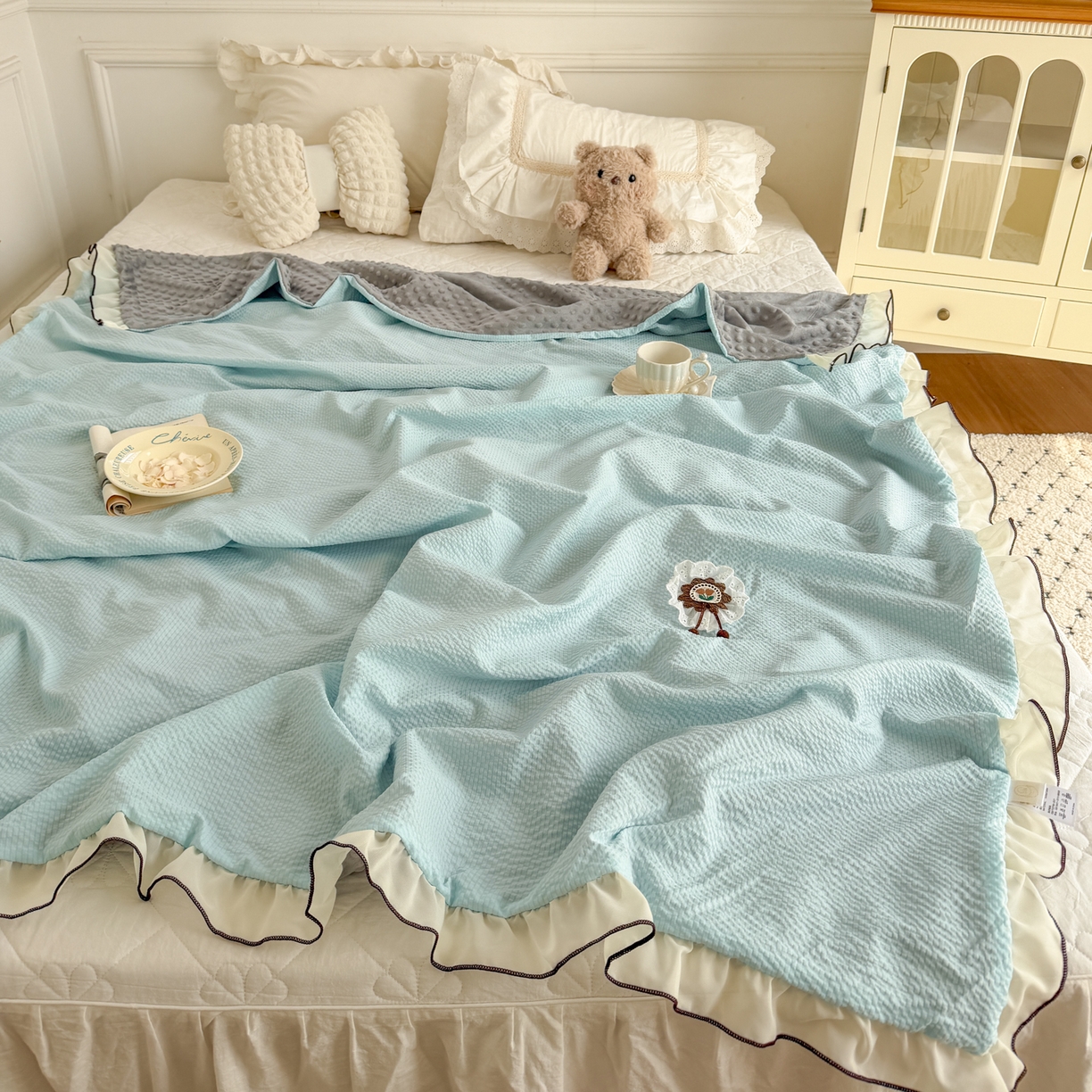 91家纺网 家纺一手货源 找家纺 潮邦创意家居 2026新款韩版花边奶芙豆豆夏被夏凉被空调被盖毯-纱雾时光系列 冰蓝气泡