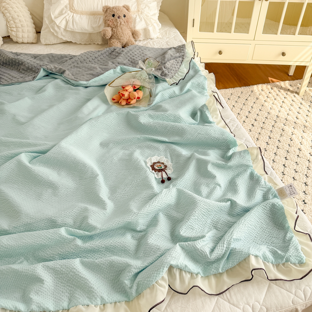 91家纺网 家纺一手货源 找家纺 潮邦创意家居 2026新款韩版花边奶芙豆豆夏被夏凉被空调被盖毯-纱雾时光系列 冰蓝气泡
