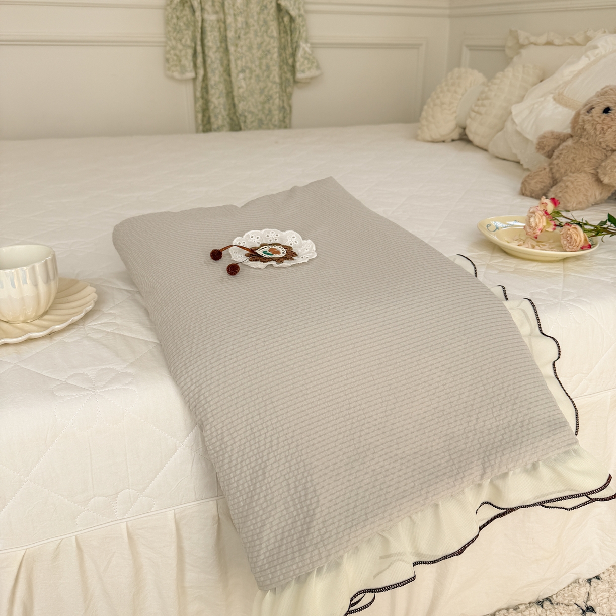 91家纺网 家纺一手货源 找家纺 潮邦创意家居 2026新款韩版花边奶芙豆豆夏被夏凉被空调被盖毯-纱雾时光系列 灰调奶芙