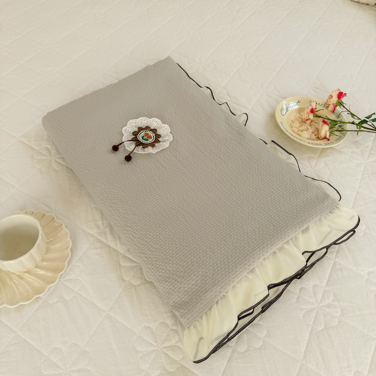 91家纺网 家纺一手货源 找家纺 潮邦创意家居 2026新款韩版花边奶芙豆豆夏被夏凉被空调被盖毯-纱雾时光系列 灰调奶芙