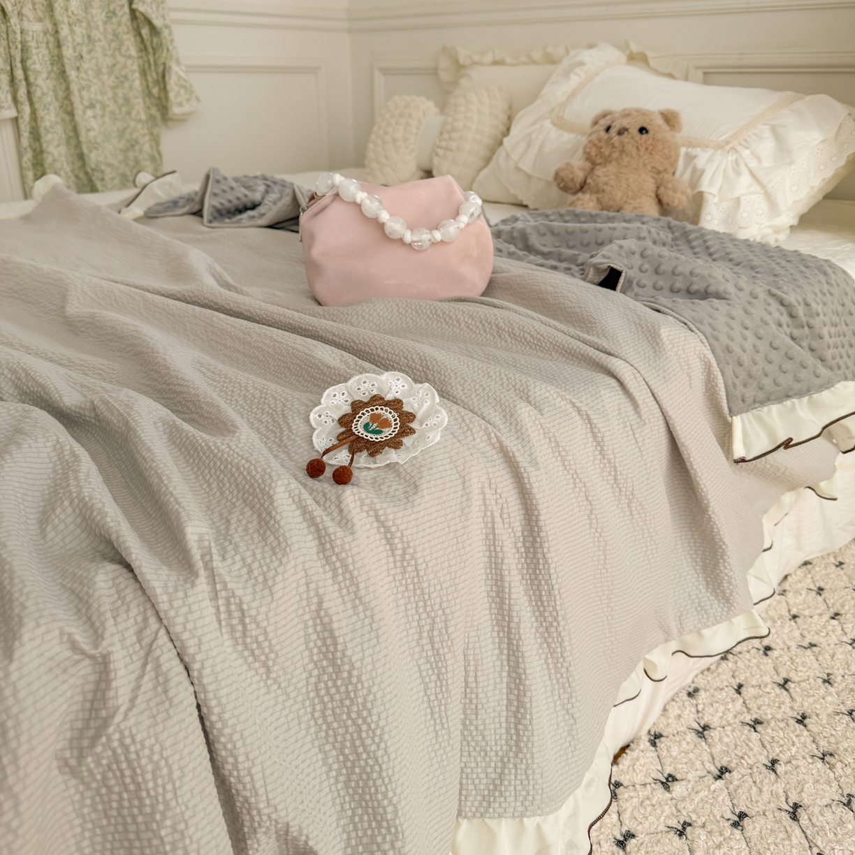 91家纺网 家纺一手货源 找家纺 潮邦创意家居 2026新款韩版花边奶芙豆豆夏被夏凉被空调被盖毯-纱雾时光系列 灰调奶芙