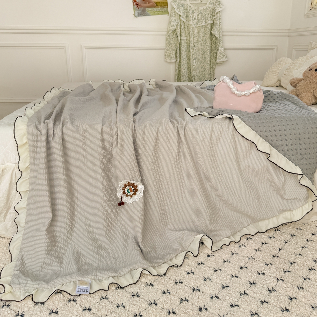 91家纺网 家纺一手货源 找家纺 潮邦创意家居 2026新款韩版花边奶芙豆豆夏被夏凉被空调被盖毯-纱雾时光系列 灰调奶芙