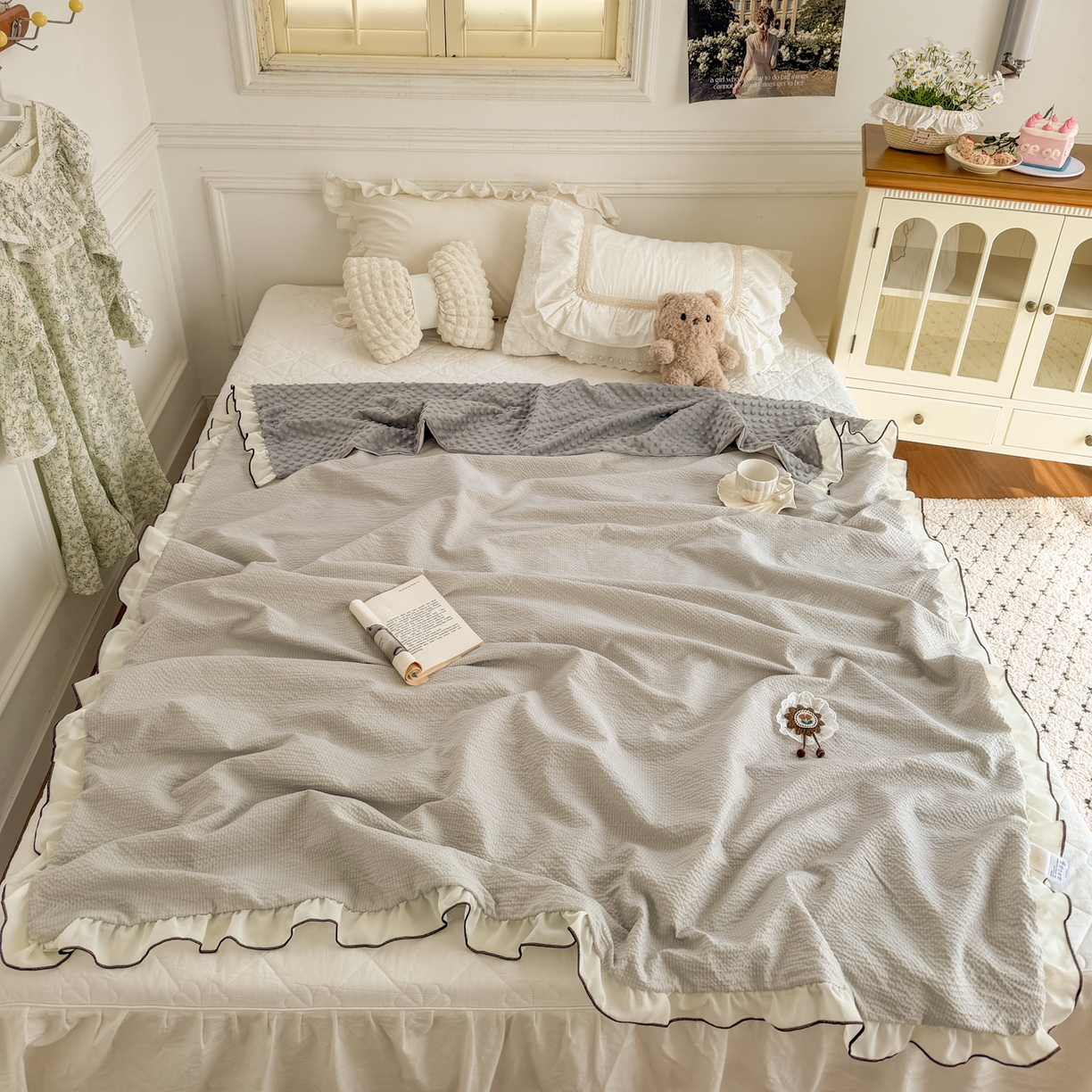 91家纺网 家纺一手货源 找家纺 潮邦创意家居 2026新款韩版花边奶芙豆豆夏被夏凉被空调被盖毯-纱雾时光系列 灰调奶芙