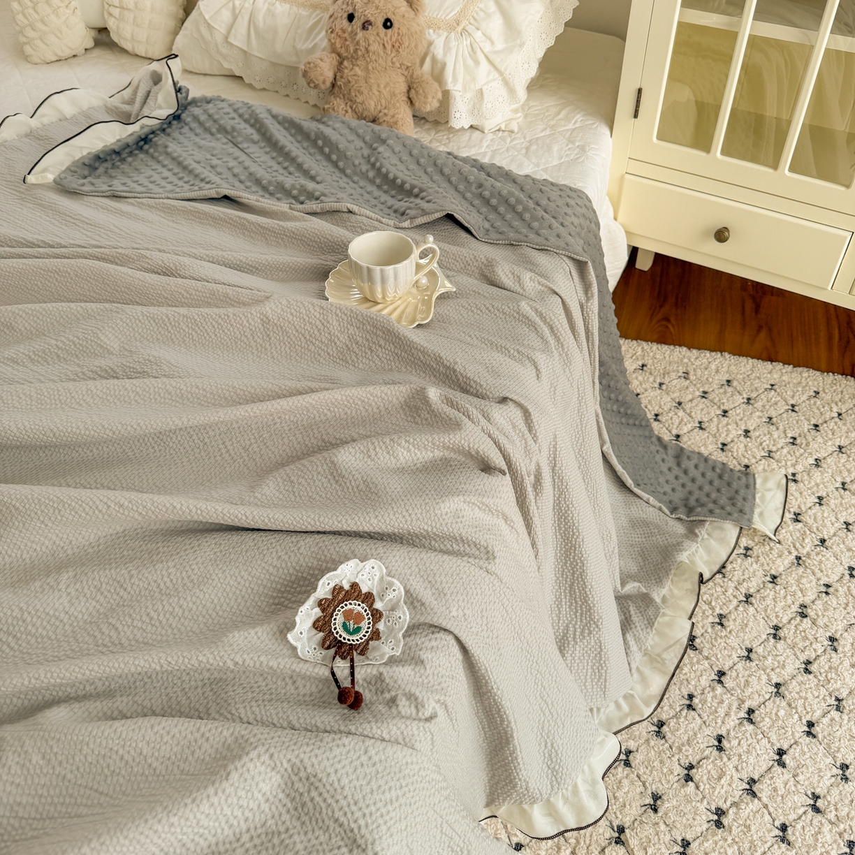 91家纺网 家纺一手货源 找家纺 潮邦创意家居 2026新款韩版花边奶芙豆豆夏被夏凉被空调被盖毯-纱雾时光系列 灰调奶芙