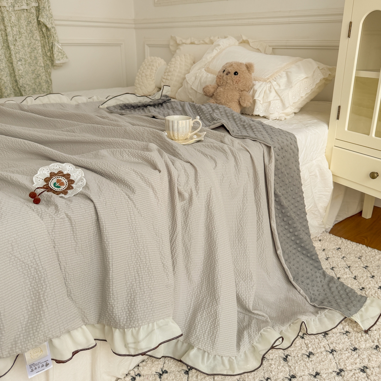 91家纺网 家纺一手货源 找家纺 潮邦创意家居 2026新款韩版花边奶芙豆豆夏被夏凉被空调被盖毯-纱雾时光系列 灰调奶芙