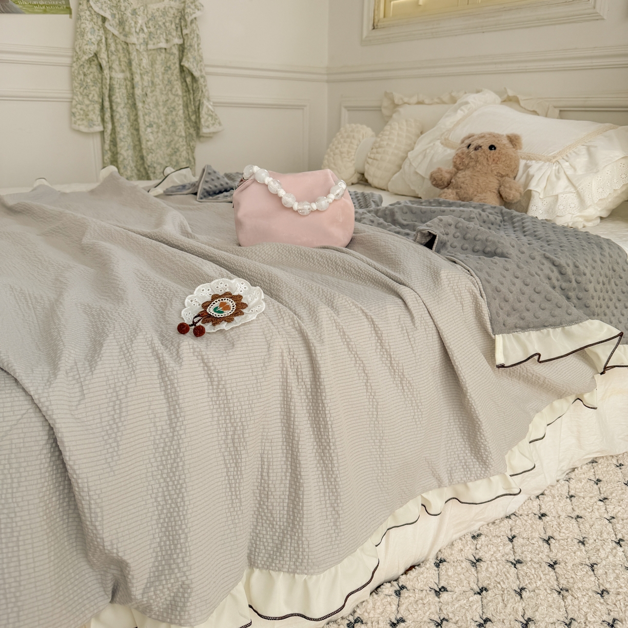 91家纺网 家纺一手货源 找家纺 潮邦创意家居 2026新款韩版花边奶芙豆豆夏被夏凉被空调被盖毯-纱雾时光系列 灰调奶芙