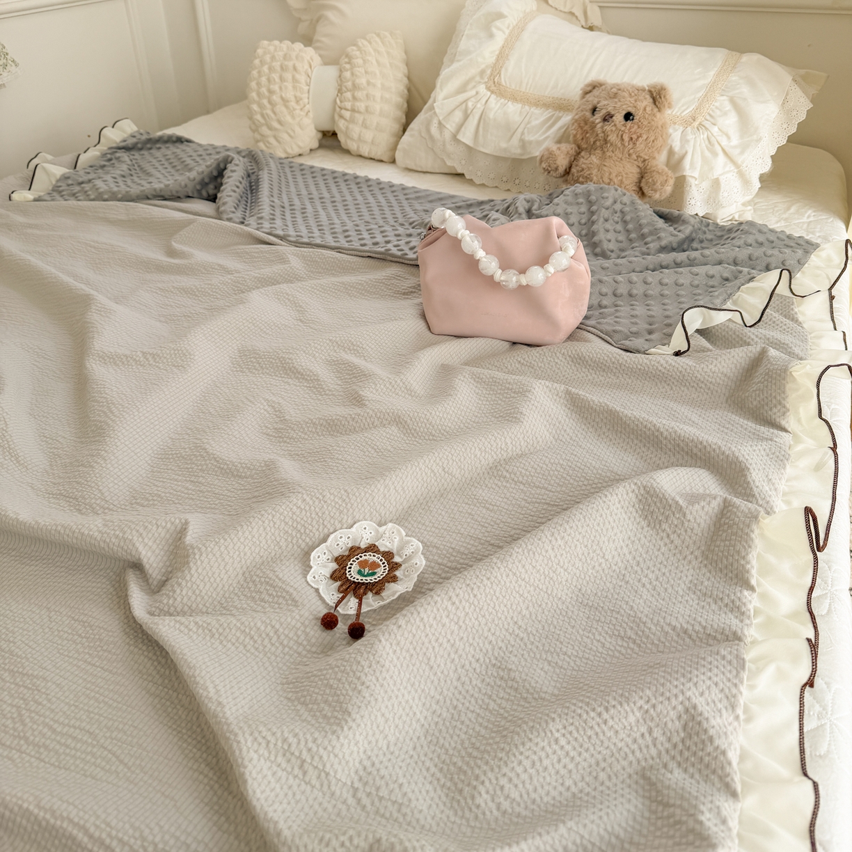 91家纺网 家纺一手货源 找家纺 潮邦创意家居 2026新款韩版花边奶芙豆豆夏被夏凉被空调被盖毯-纱雾时光系列 灰调奶芙