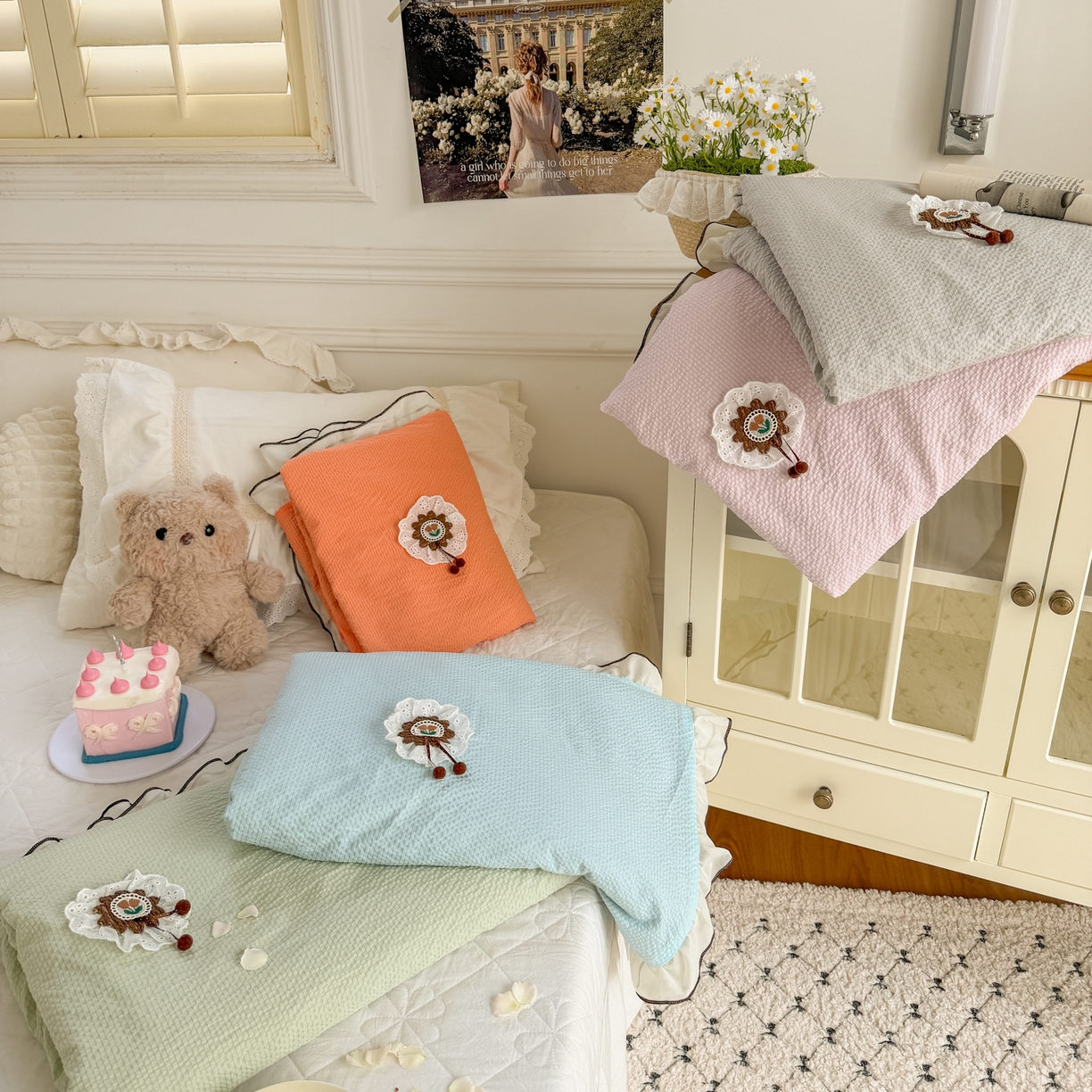 91家纺网 家纺一手货源 找家纺 潮邦创意家居 2026新款韩版花边奶芙豆豆夏被夏凉被空调被盖毯-纱雾时光系列 组合图仅供展示不可下单