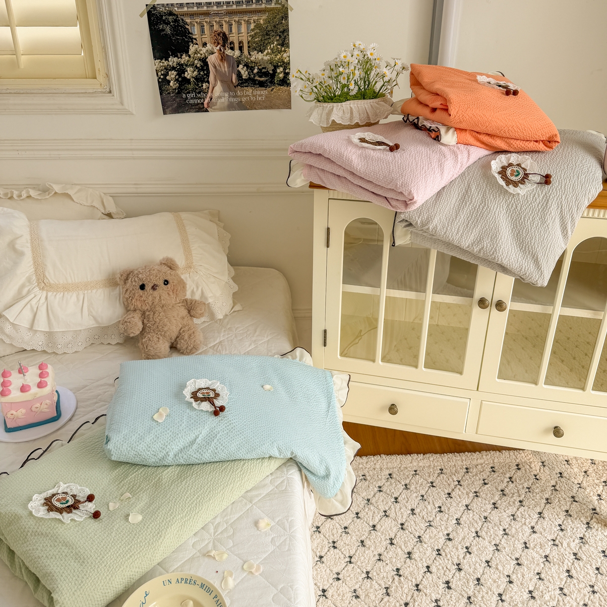 91家纺网 家纺一手货源 找家纺 潮邦创意家居 2026新款韩版花边奶芙豆豆夏被夏凉被空调被盖毯-纱雾时光系列 组合图仅供展示不可下单