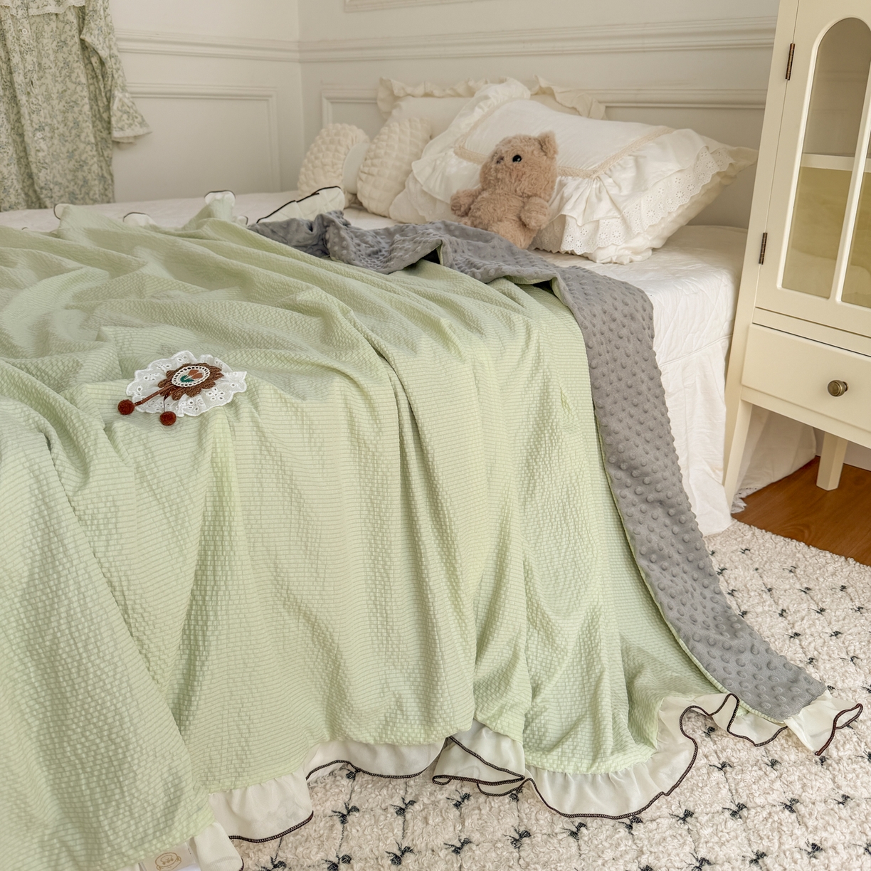 91家纺网 家纺一手货源 找家纺 潮邦创意家居 2026新款韩版花边奶芙豆豆夏被夏凉被空调被盖毯-纱雾时光系列 青提奶绿
