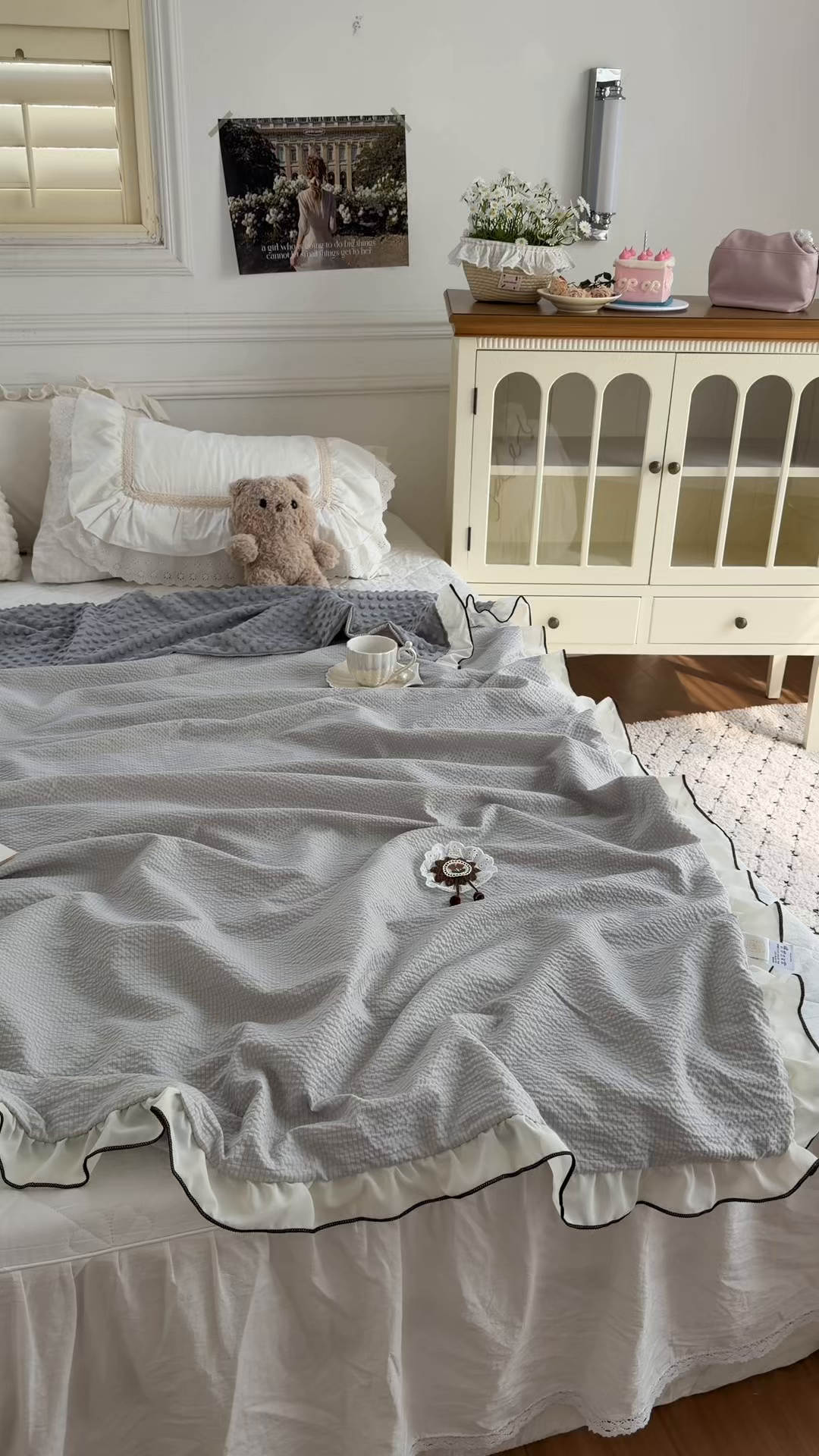 91家纺网 家纺一手货源 找家纺 潮邦创意家居 2026新款韩版花边奶芙豆豆夏被夏凉被空调被盖毯-纱雾时光系列 灰调奶芙