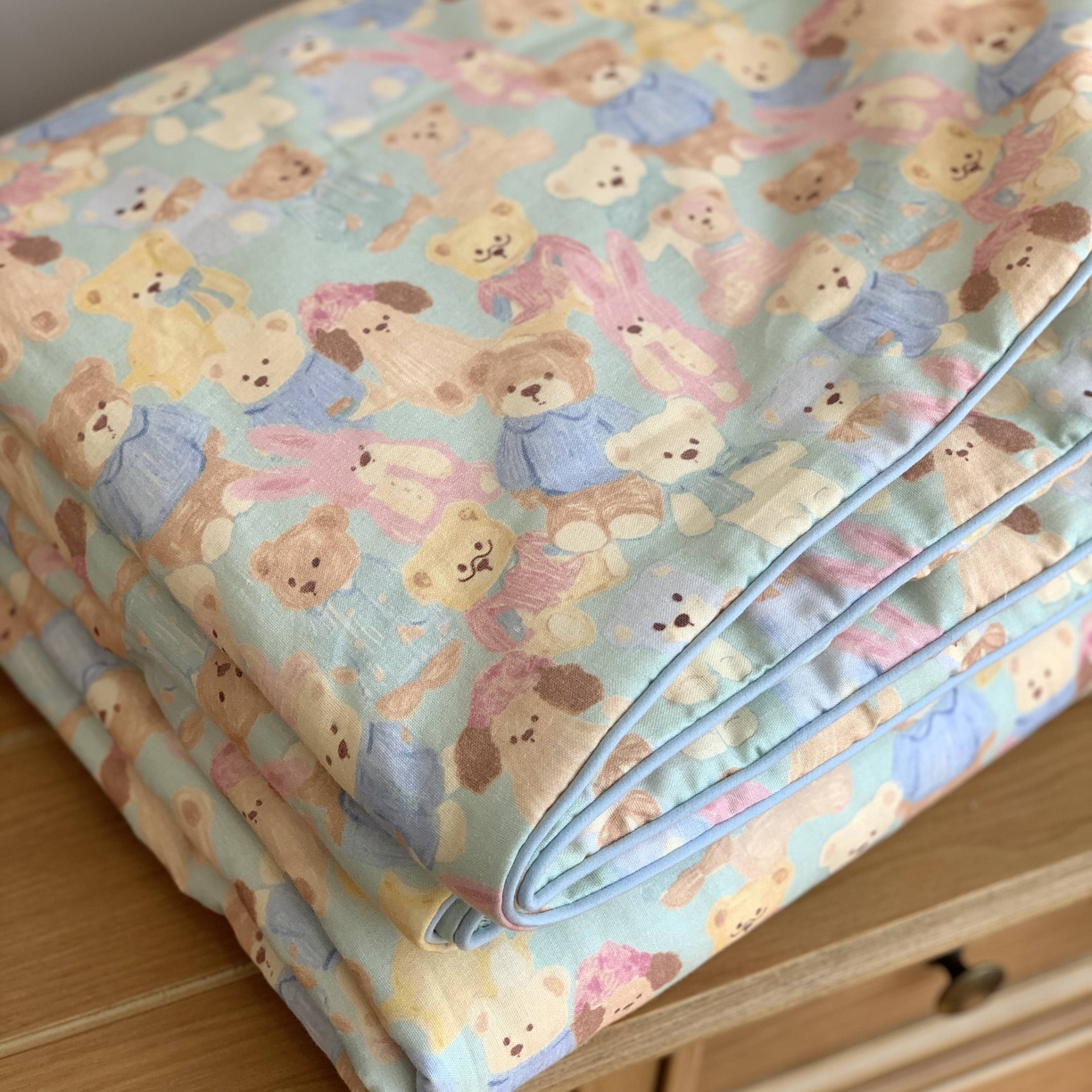 91家纺网 家纺一手货源 找家纺 源启生活 2026新款嵌绳夏被空调被 熊熊乐园