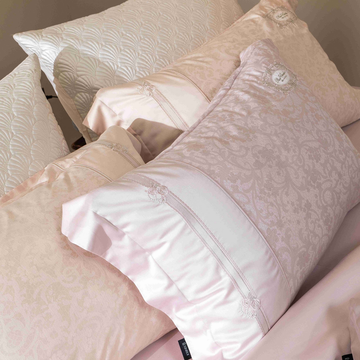 91家纺网 家纺一手货源 找家纺 馨蕊家居 2026春夏新款天丝棉提花刺绣四件套-丽笙 棉丽笙-初夏粉