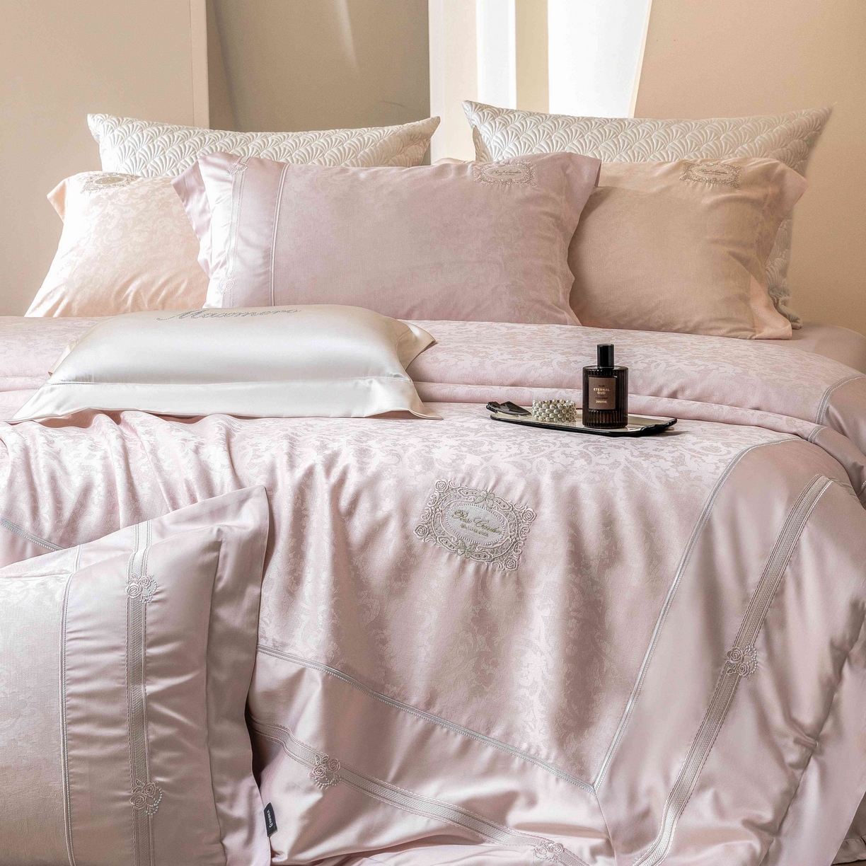 91家纺网 家纺一手货源 找家纺 馨蕊家居 2026春夏新款天丝棉提花刺绣四件套-丽笙 棉丽笙-初夏粉