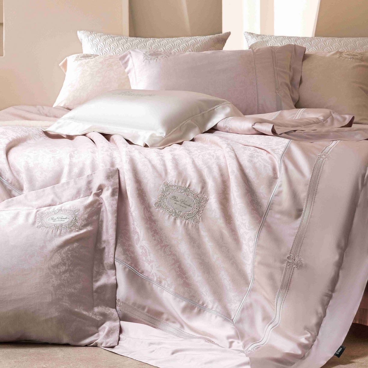 91家纺网 家纺一手货源 找家纺 馨蕊家居 2026春夏新款天丝棉提花刺绣四件套-丽笙 棉丽笙-初夏粉