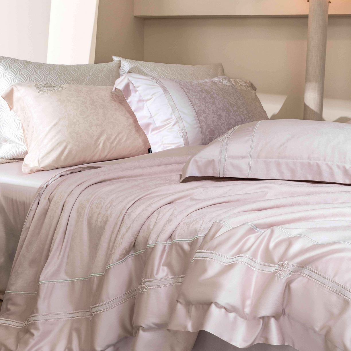 91家纺网 家纺一手货源 找家纺 馨蕊家居 2026春夏新款天丝棉提花刺绣四件套-丽笙 棉丽笙-初夏粉