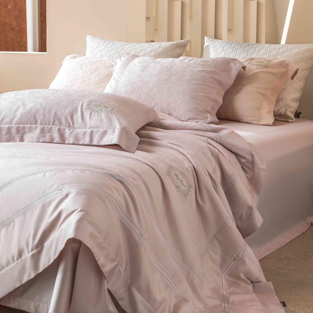 91家纺网 家纺一手货源 找家纺 馨蕊家居 2026春夏新款天丝棉提花刺绣四件套-丽笙 棉丽笙-初夏粉