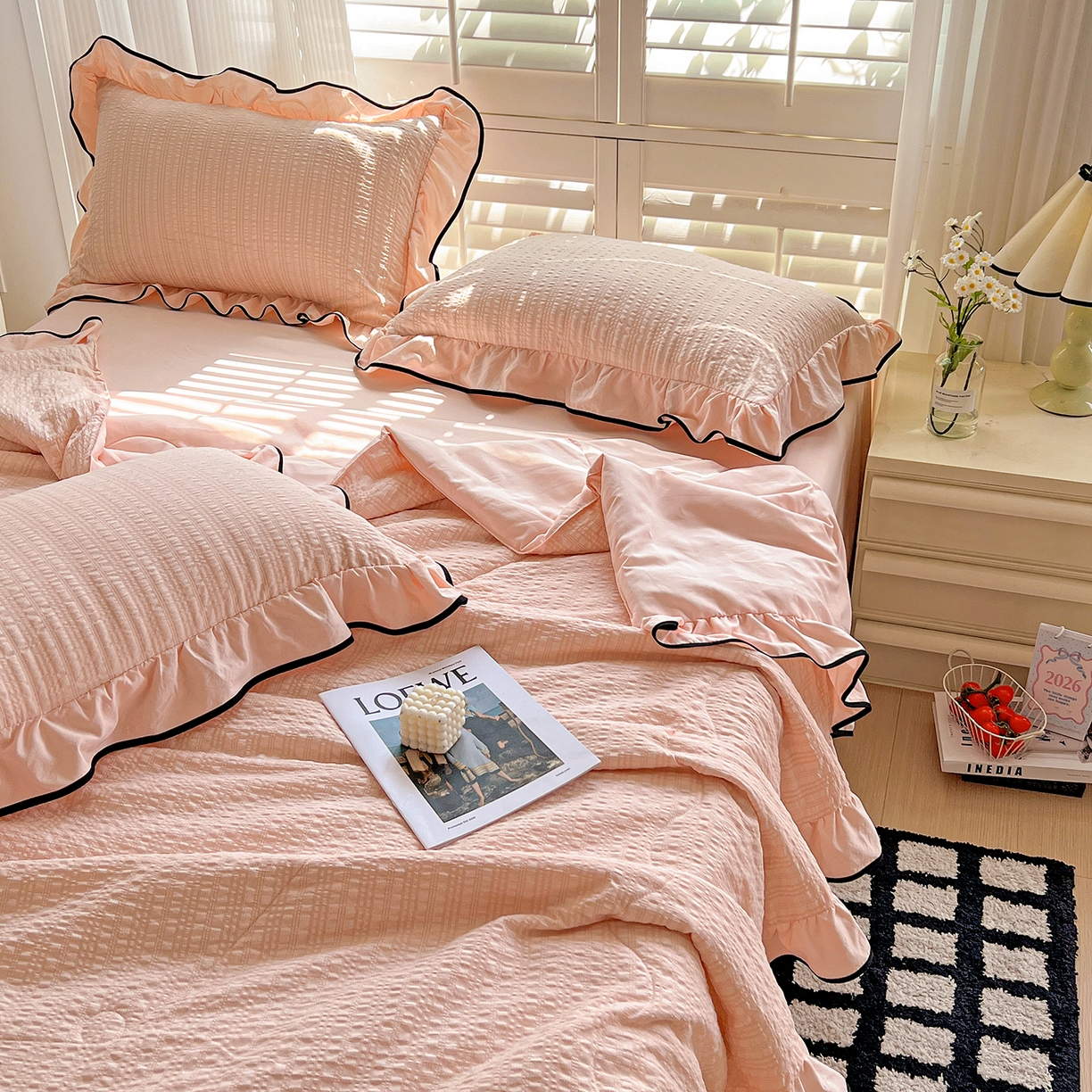 91家纺网 家纺一手货源 找家纺 一比一家纺 2026新款纯色花边款夏被四件套 樱花粉