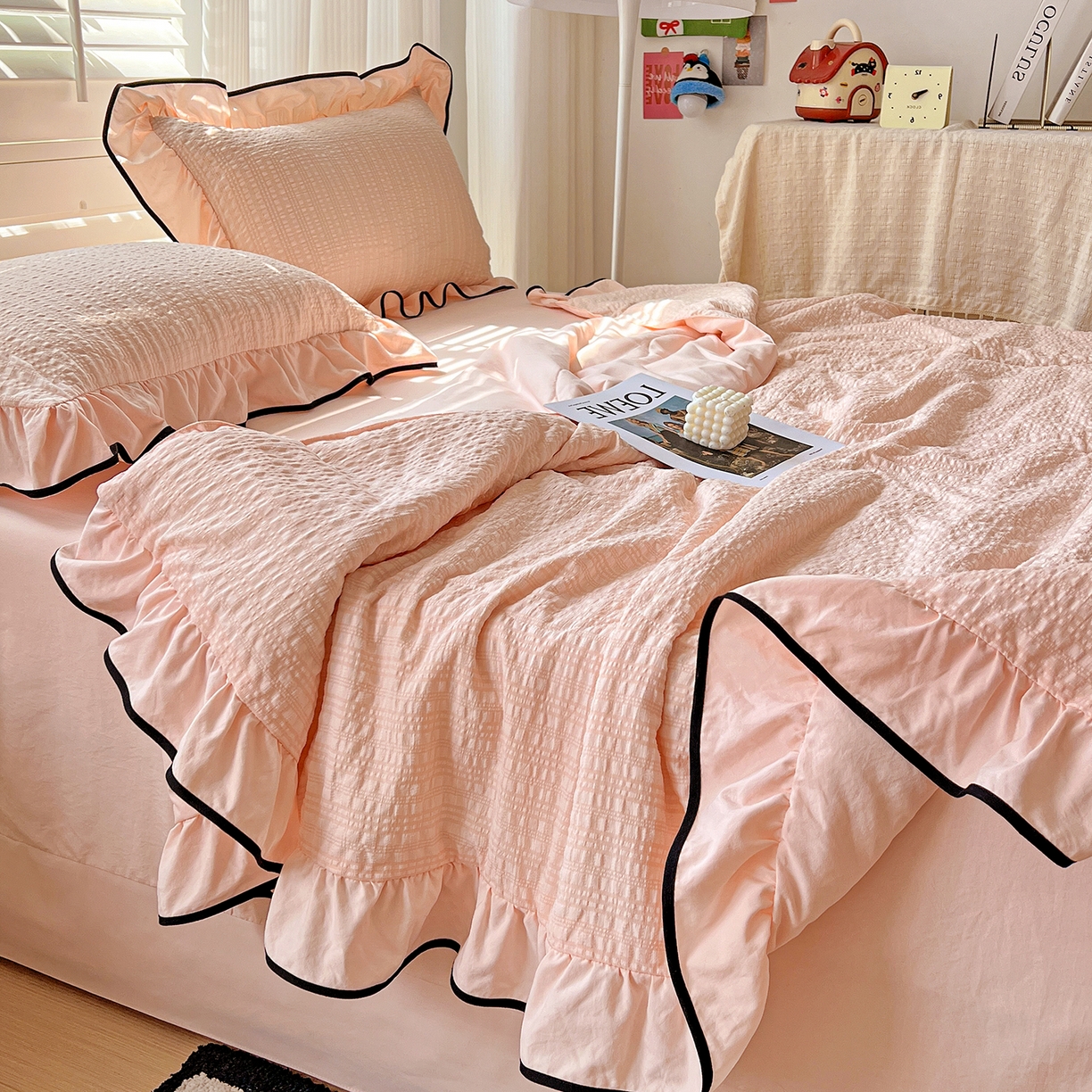 91家纺网 家纺一手货源 找家纺 一比一家纺 2026新款纯色花边款夏被四件套 樱花粉