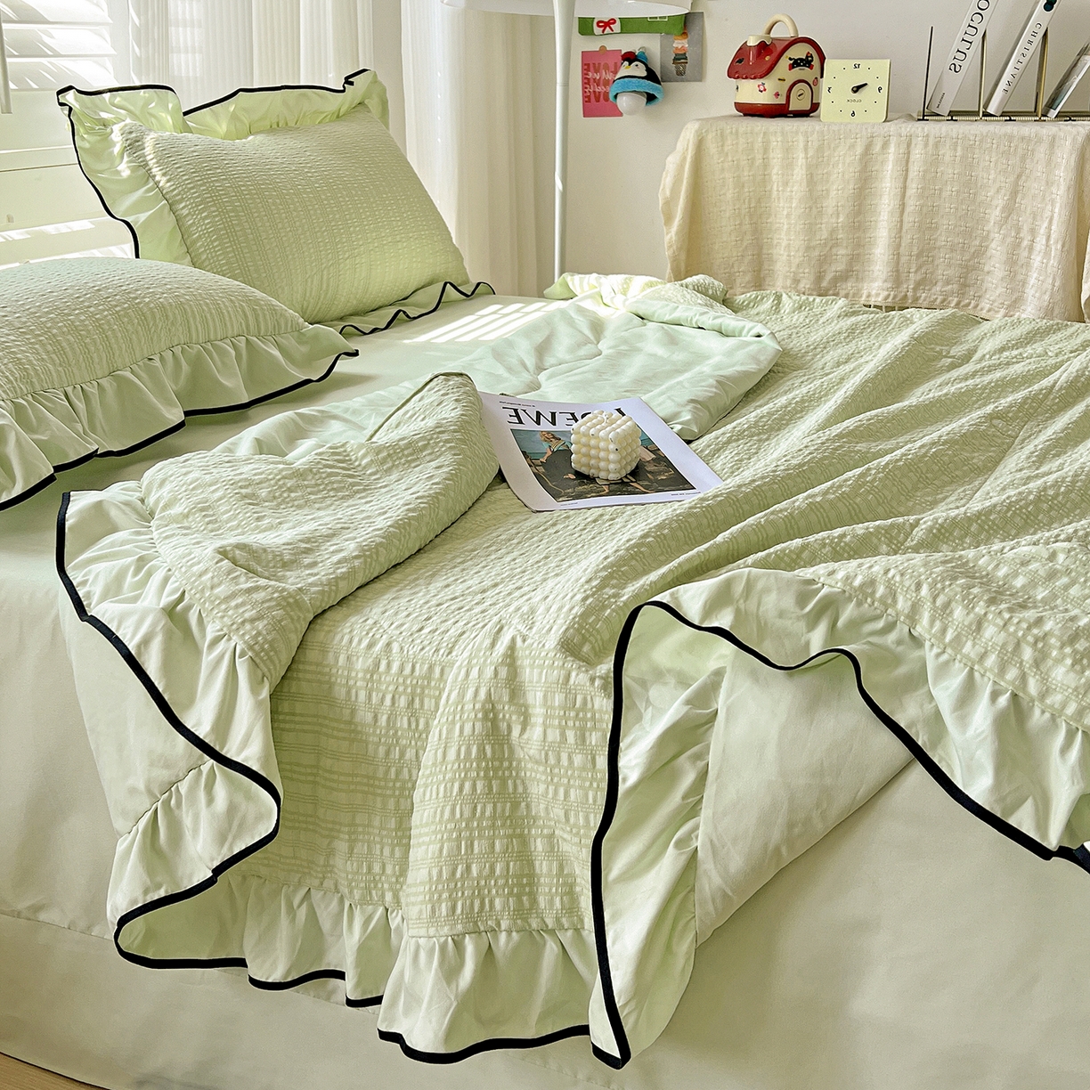 91家纺网 家纺一手货源 找家纺 一比一家纺 2026新款纯色花边款夏被四件套 芥末绿