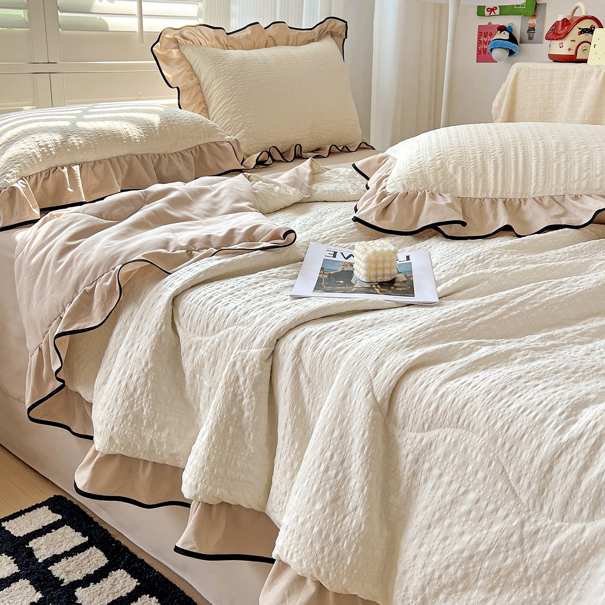 91家纺网 家纺一手货源 找家纺 一比一家纺 2026新款纯色花边款夏被四件套 奶白咖