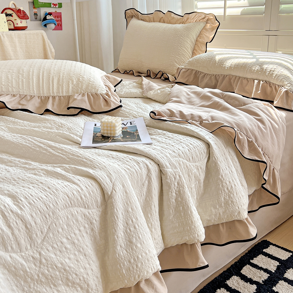 91家纺网 家纺一手货源 找家纺 一比一家纺 2026新款纯色花边款夏被四件套 奶白咖