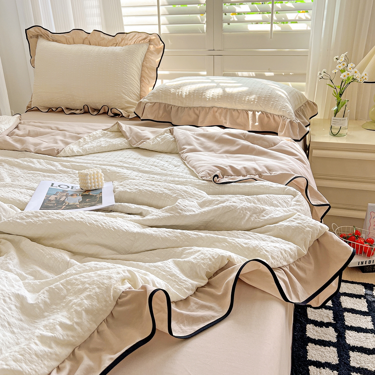 91家纺网 家纺一手货源 找家纺 一比一家纺 2026新款纯色花边款夏被四件套 奶白咖