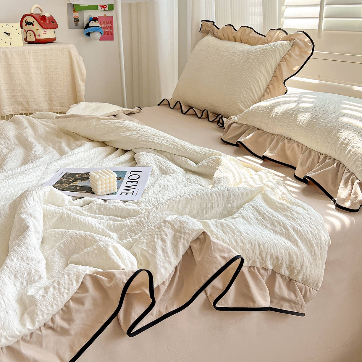 91家纺网 家纺一手货源 找家纺 一比一家纺 2026新款纯色花边款夏被四件套 奶白咖