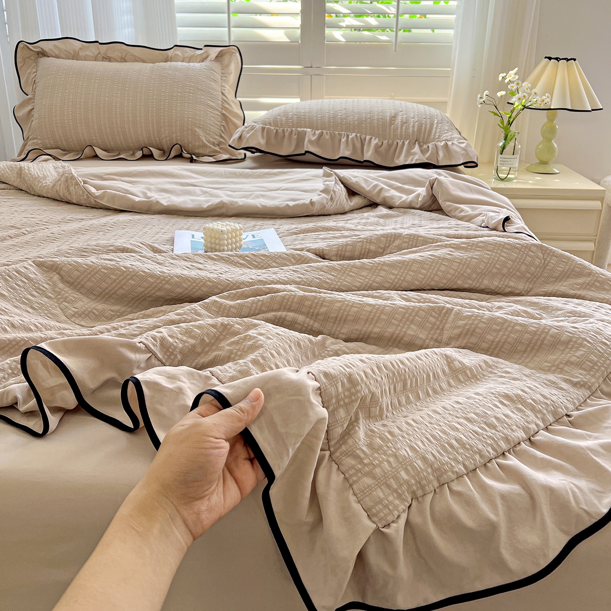 一比一家纺 2026新款纯色花边款夏被四件套 奶咖