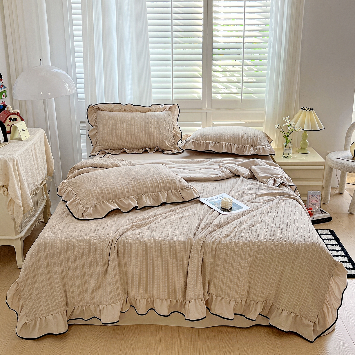 91家纺网 家纺一手货源 找家纺 一比一家纺 2026新款纯色花边款夏被四件套 奶咖