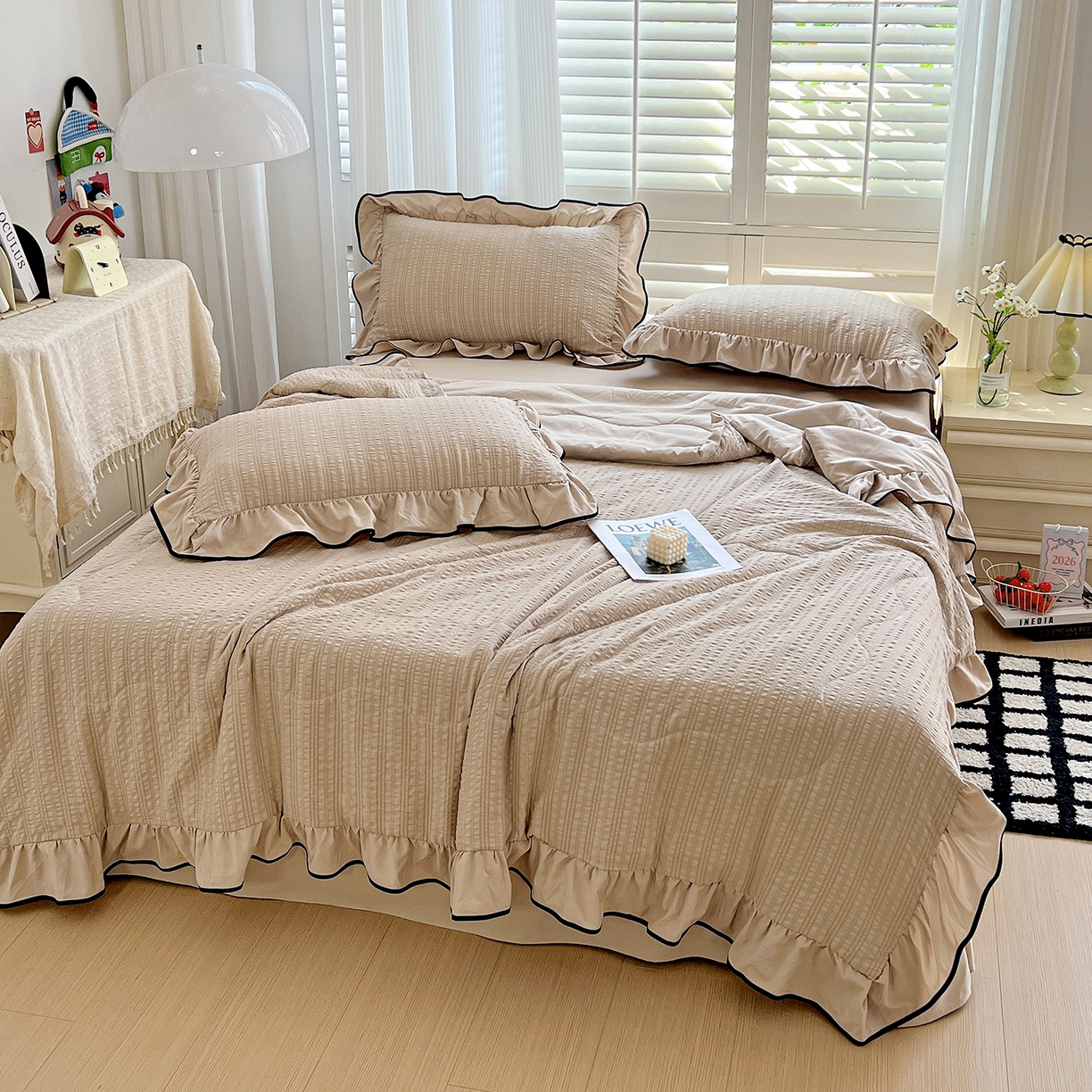 91家纺网 家纺一手货源 找家纺 一比一家纺 2026新款纯色花边款夏被四件套 奶咖