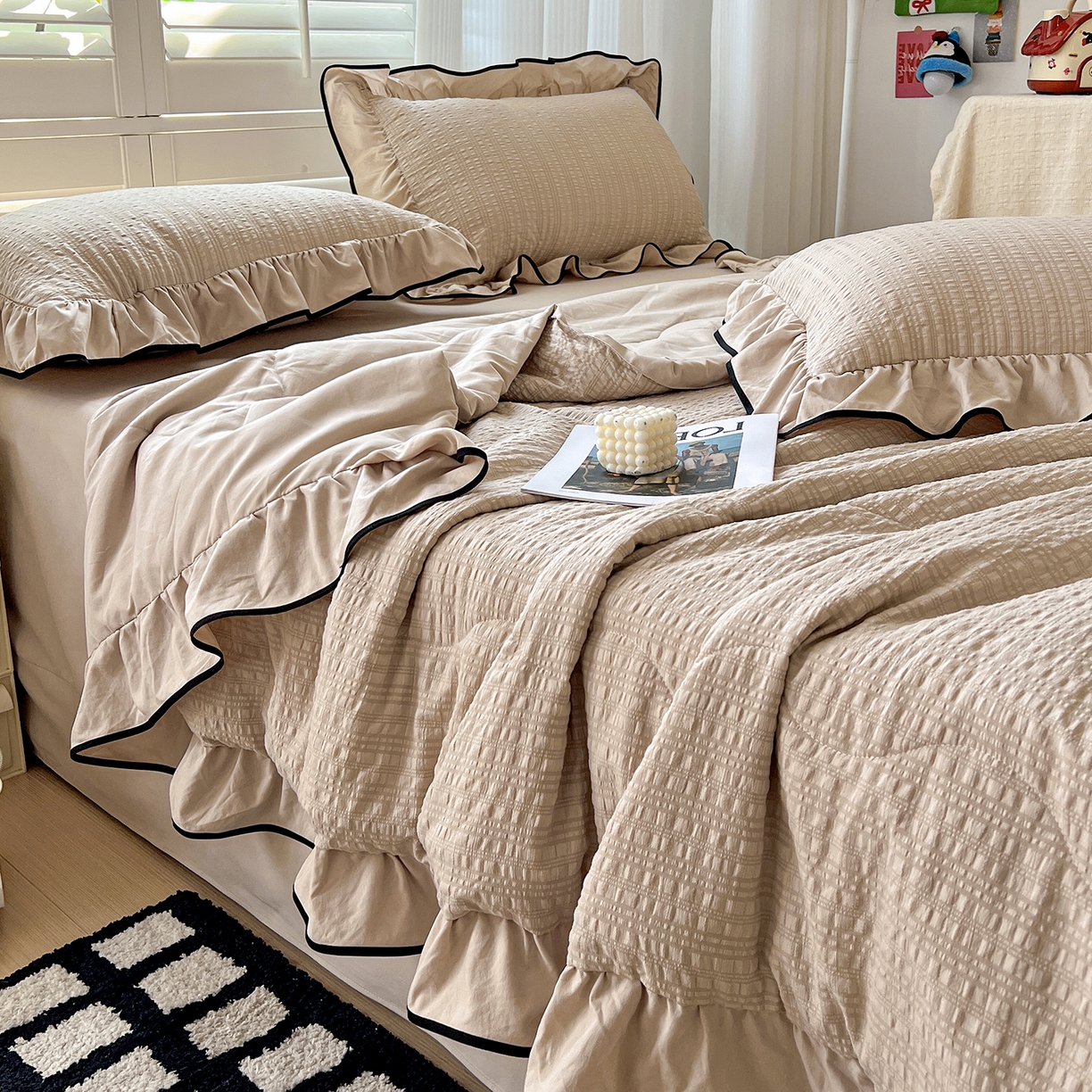 91家纺网 家纺一手货源 找家纺 一比一家纺 2026新款纯色花边款夏被四件套 奶咖