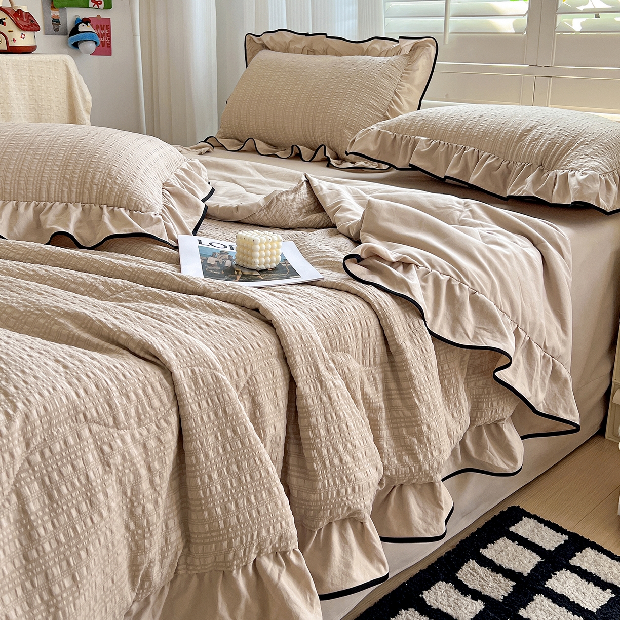 91家纺网 家纺一手货源 找家纺 一比一家纺 2026新款纯色花边款夏被四件套 奶咖