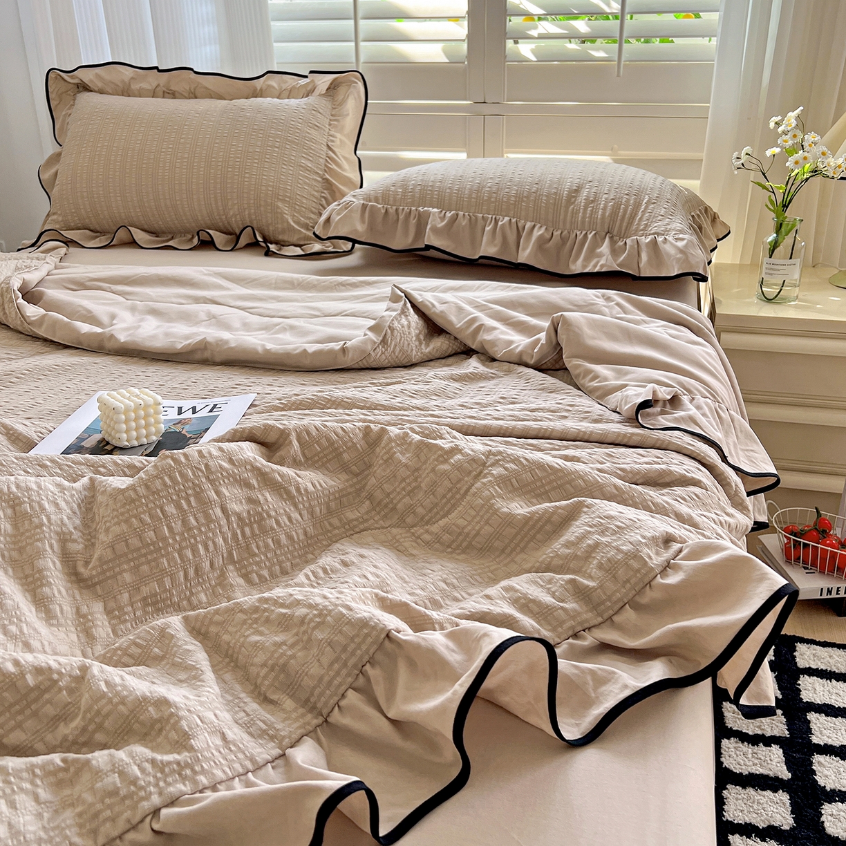 91家纺网 家纺一手货源 找家纺 一比一家纺 2026新款纯色花边款夏被四件套 奶咖