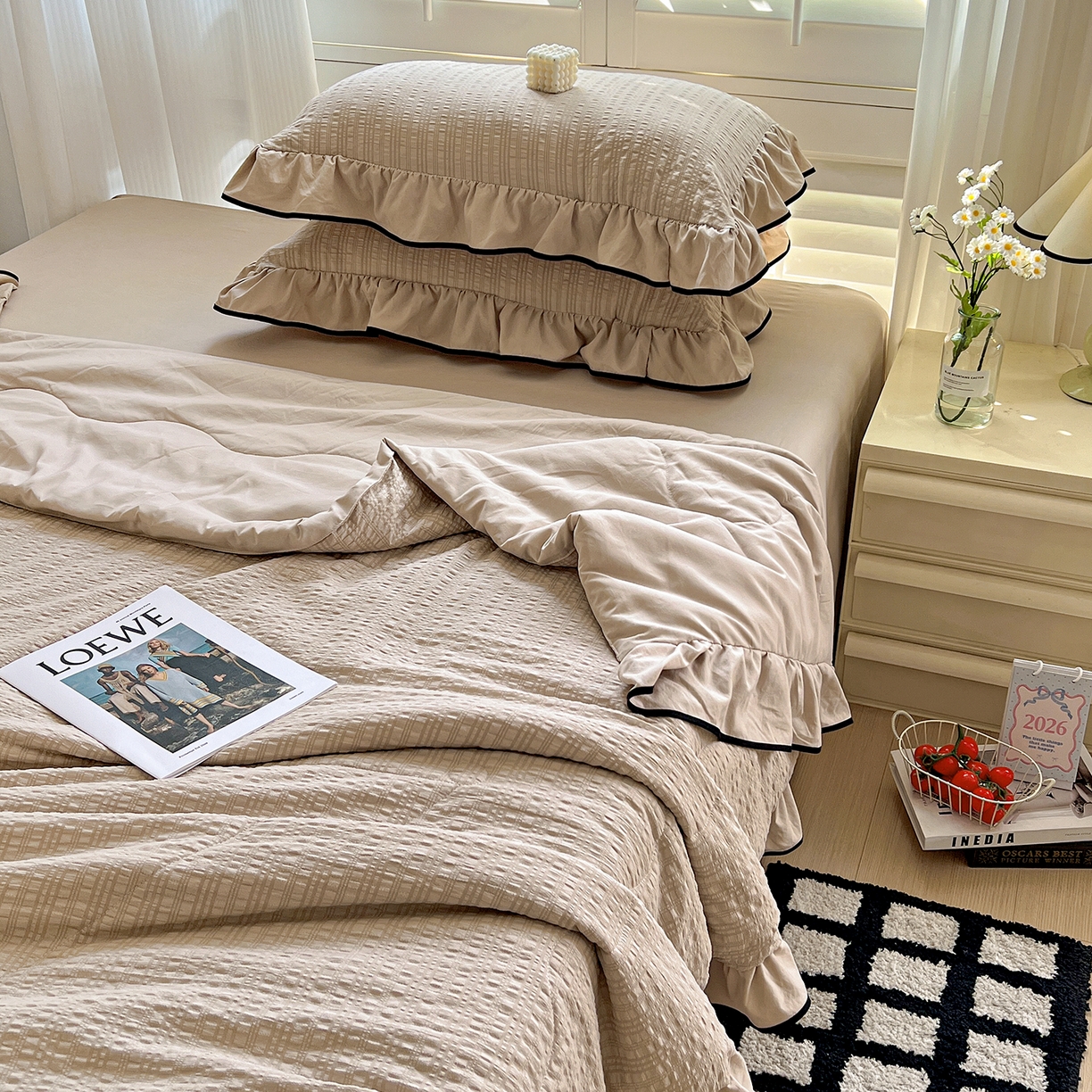 91家纺网 家纺一手货源 找家纺 一比一家纺 2026新款纯色花边款夏被四件套 奶咖