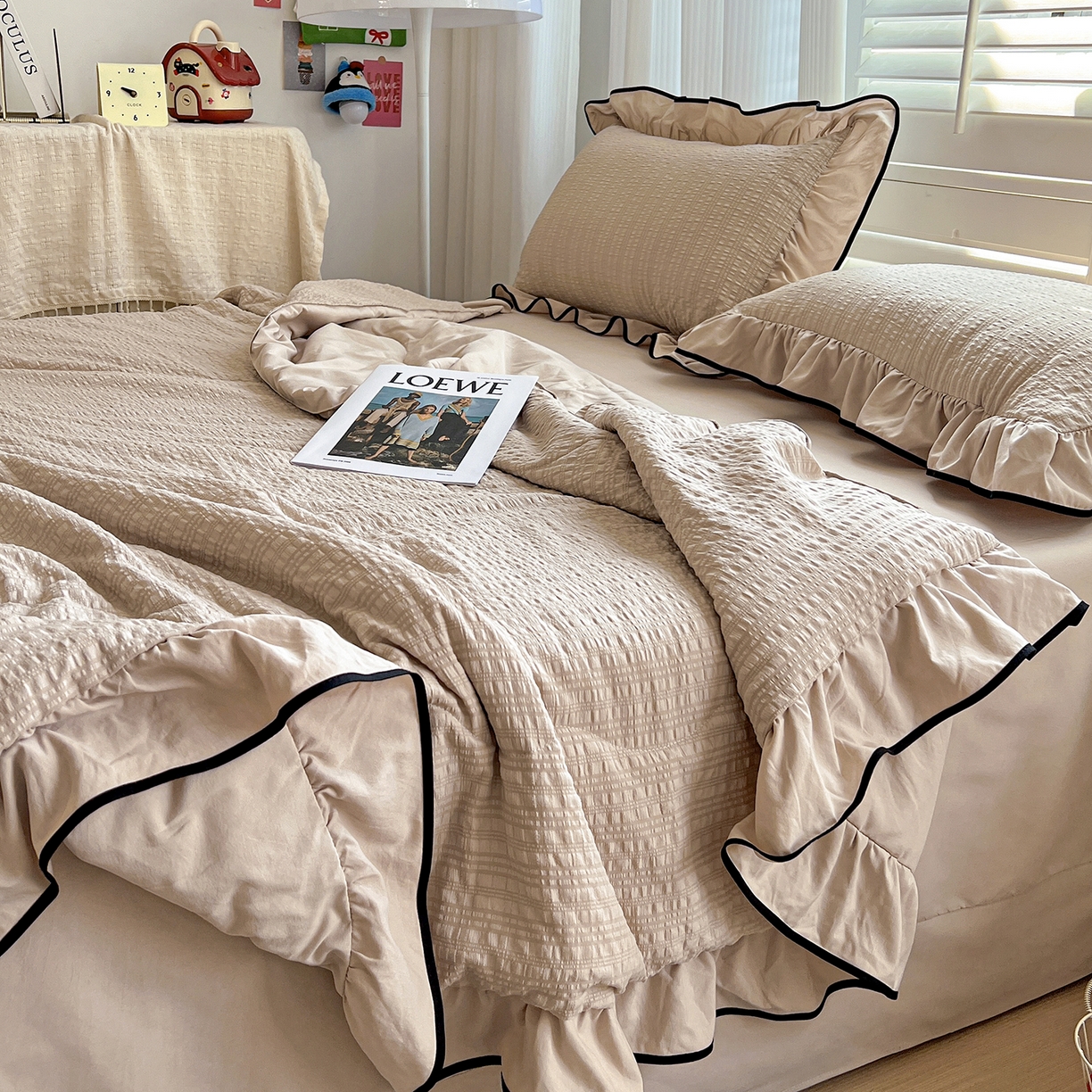 91家纺网 家纺一手货源 找家纺 一比一家纺 2026新款纯色花边款夏被四件套 奶咖