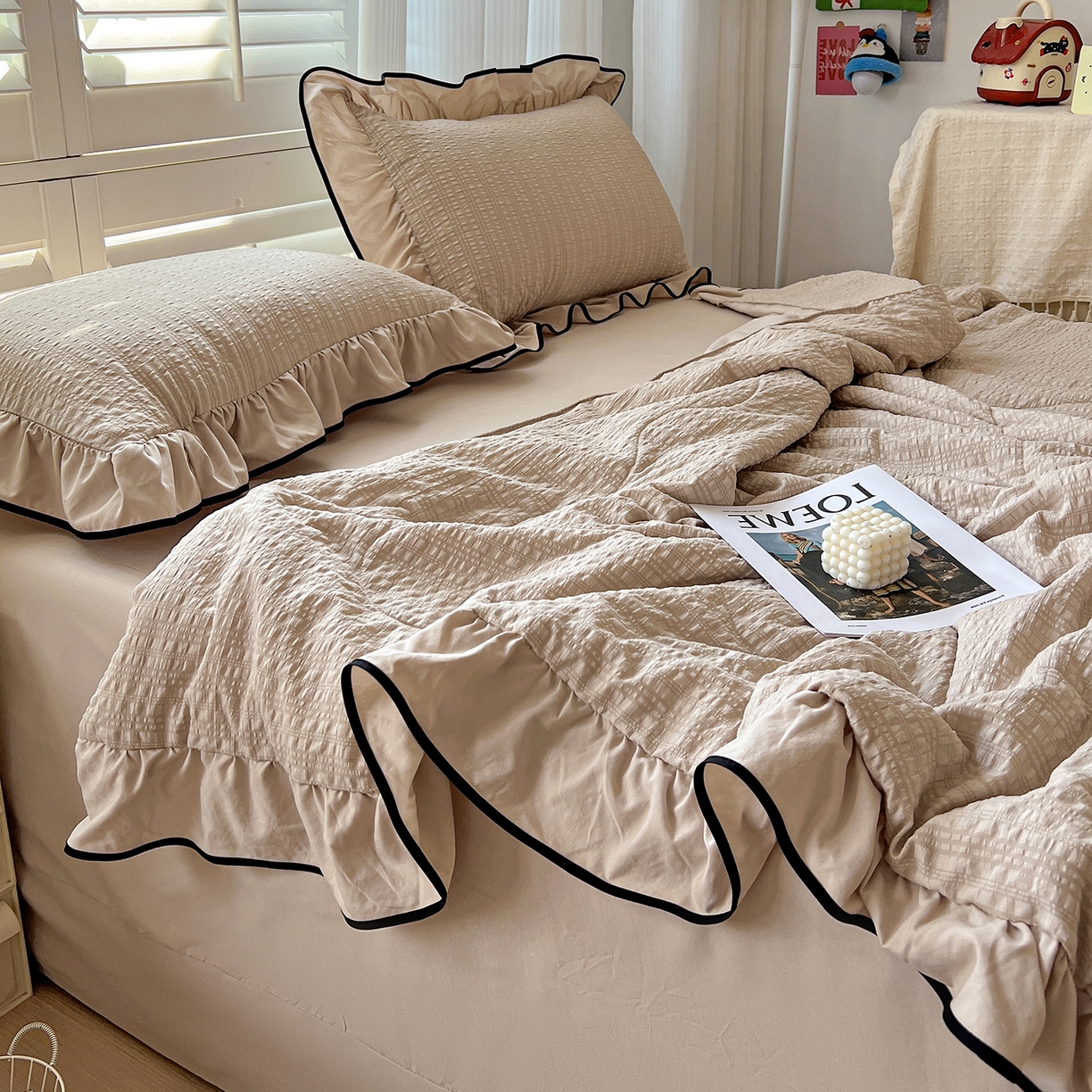 91家纺网 家纺一手货源 找家纺 一比一家纺 2026新款纯色花边款夏被四件套 奶咖